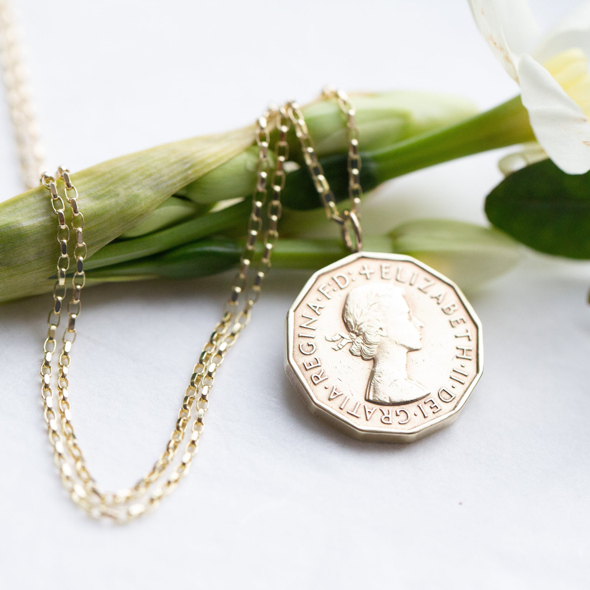 1955 Queen Elizabeth II coin pendant, with a 9ct gold chain.