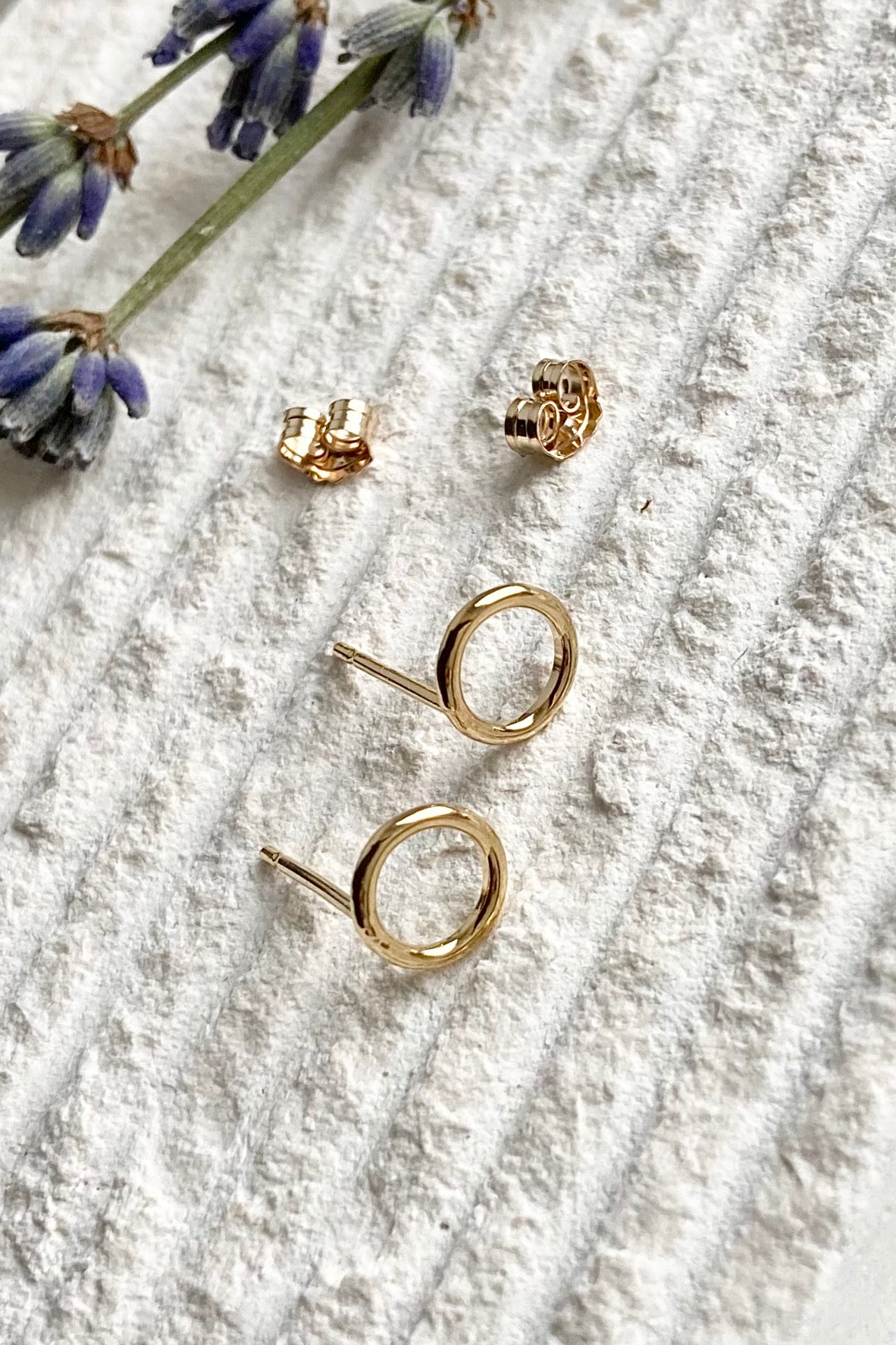 Loving Circle - Gold Infinity Studs