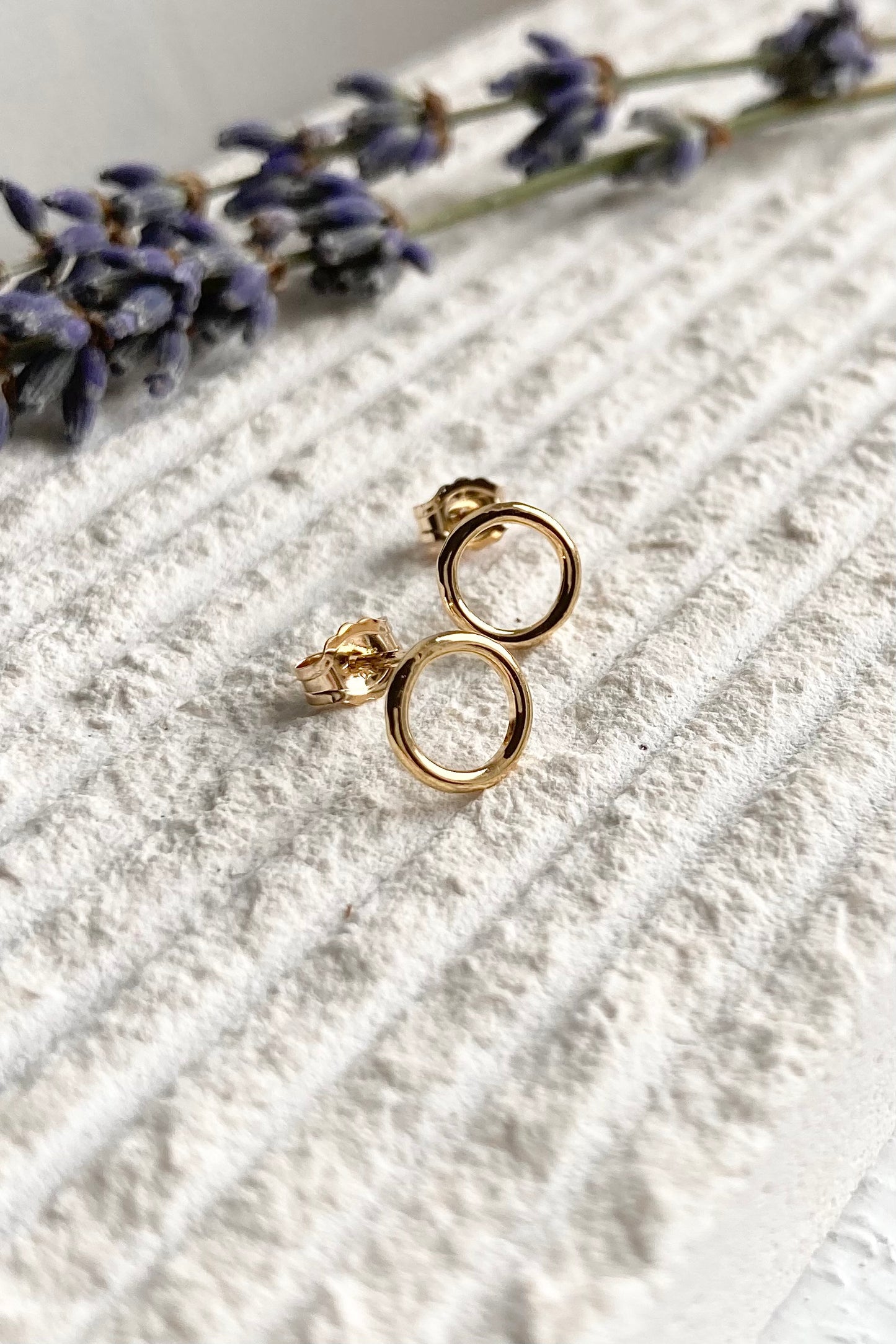 Loving Circle - Gold Infinity Studs